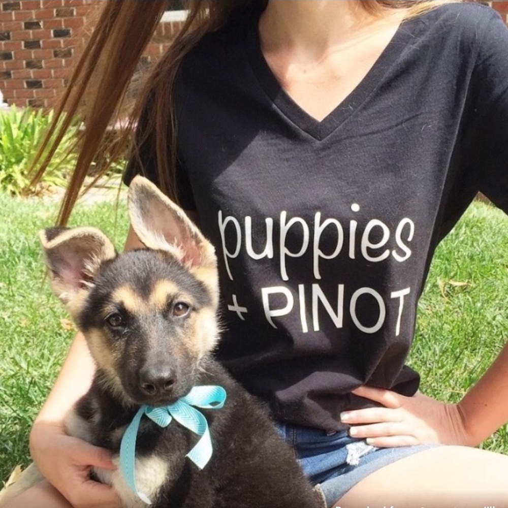 🐶 "𝗣𝗼𝗽𝗽𝗶𝗲𝘀 & 𝗣𝗶𝗻𝗼𝘁" 🍷(𝗚𝗿𝗲𝗴𝗴𝗶𝗼 𝗪𝗶𝗻𝗲)) V-Neck Tee - Picture 4 of 8